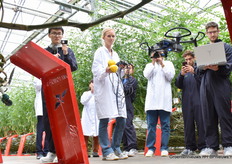 De drone is air borne en wordt gekalibreerd om foutloos door de paden te vliegen.